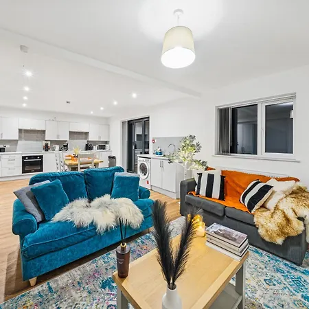 Stoke Manor Luxury 6 Bedroom By Altoluxoexperience Short Lets & Serviced With Free Wifi & Parking *