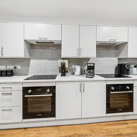 Σπίτι διακοπών Stoke Manor Luxury 6 Bedroom By Altoluxoexperience Short Lets & Serviced With Free Wifi & Parking