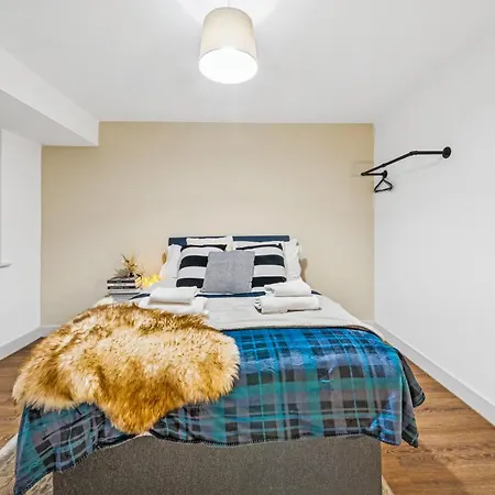 Stoke Manor Luxury 6 Bedroom By Altoluxoexperience Short Lets & Serviced With Free Wifi & Parking *