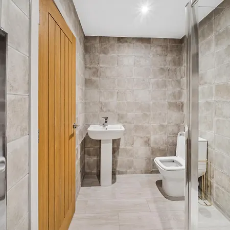 Stoke Manor Luxury 6 Bedroom By Altoluxoexperience Short Lets & Serviced With Free Wifi & Parking Dom wakacyjny