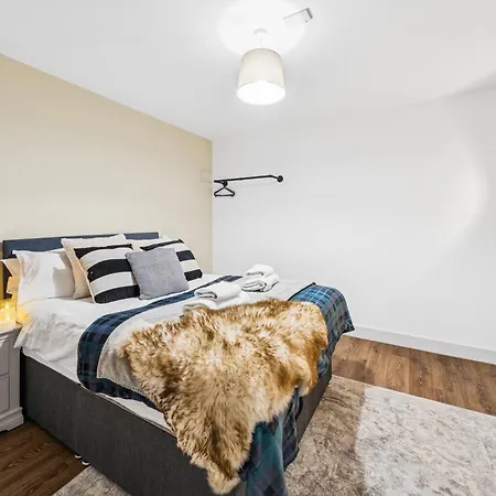 Dom wakacyjny Stoke Manor Luxury 6 Bedroom By Altoluxoexperience Short Lets & Serviced With Free Wifi & Parking *