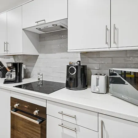 Dom wakacyjny Stoke Manor Luxury 6 Bedroom By Altoluxoexperience Short Lets & Serviced With Free Wifi & Parking *