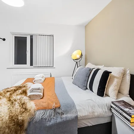 Dom wakacyjny Stoke Manor Luxury 6 Bedroom By Altoluxoexperience Short Lets & Serviced With Free Wifi & Parking