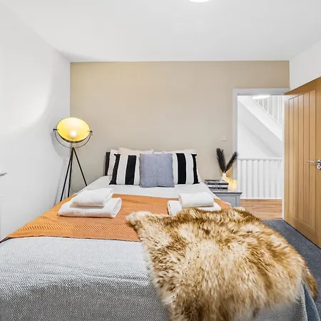 Stoke Manor Luxury 6 Bedroom By Altoluxoexperience Short Lets & Serviced With Free Wifi & Parking *