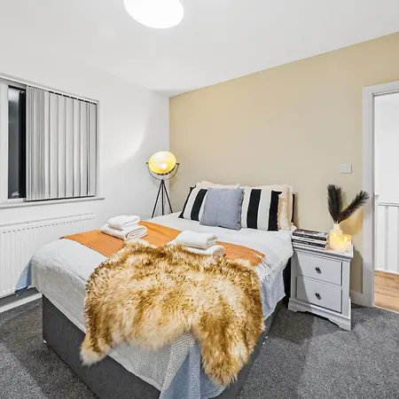 Stoke Manor Luxury 6 Bedroom By Altoluxoexperience Short Lets & Serviced With Free Wifi & Parking *