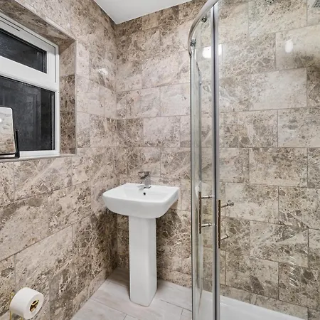 Dom wakacyjny Stoke Manor Luxury 6 Bedroom By Altoluxoexperience Short Lets & Serviced With Free Wifi & Parking *