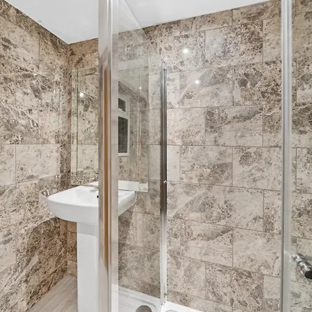 Dom wakacyjny Stoke Manor Luxury 6 Bedroom By Altoluxoexperience Short Lets & Serviced With Free Wifi & Parking